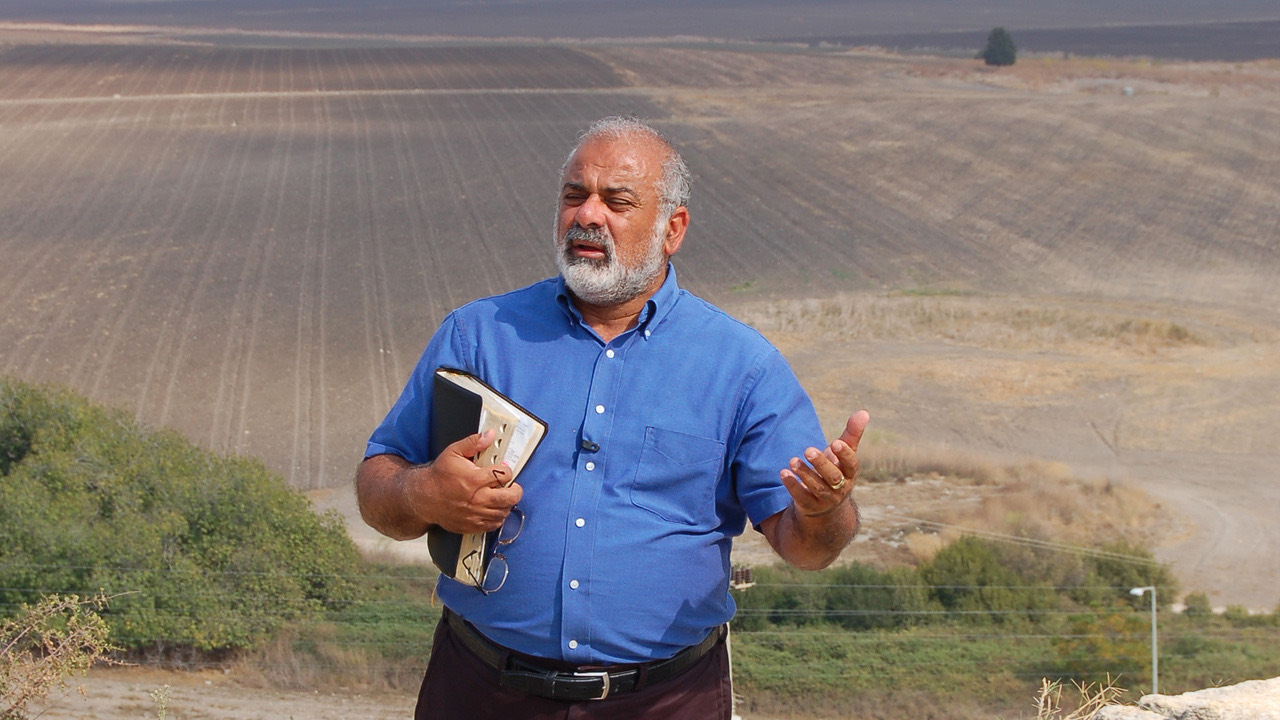 Gideon teaching in the land with his Bible